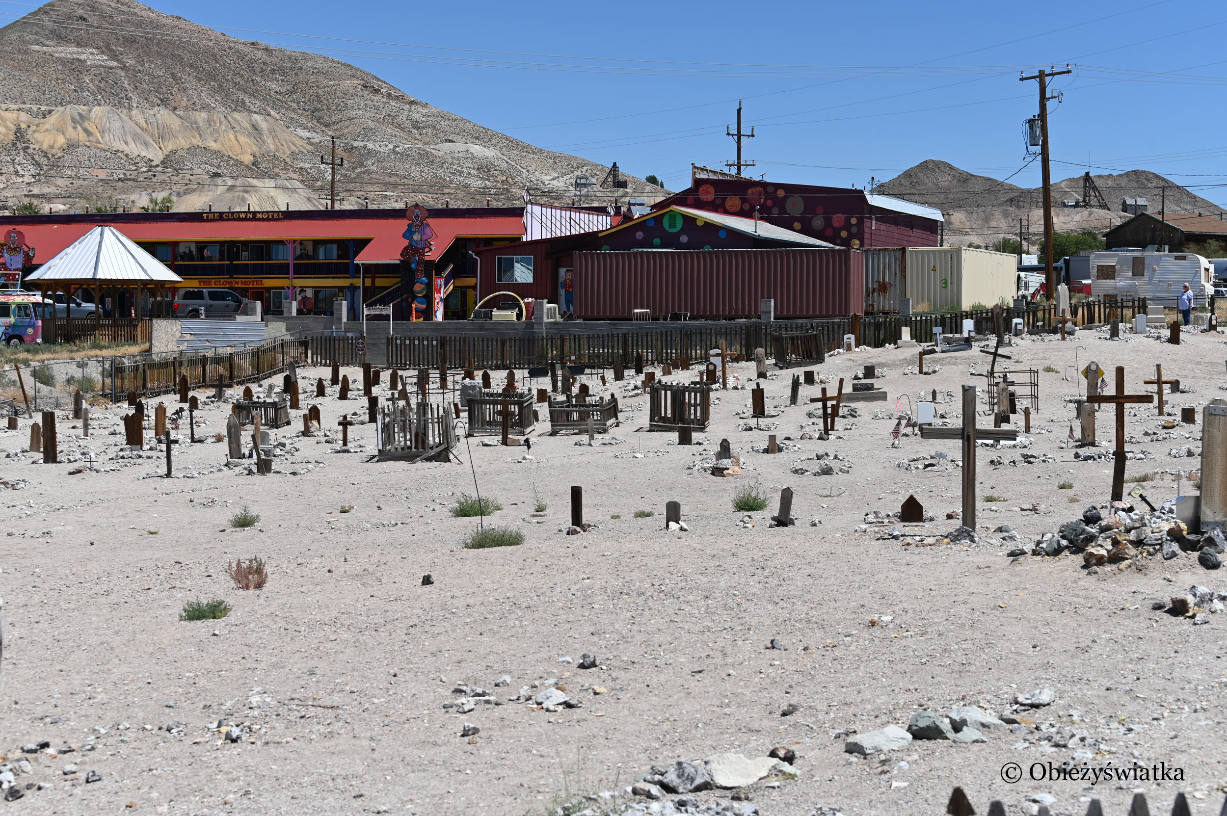 Tonopah Cemetery, Nevada - w tle Clown Motel